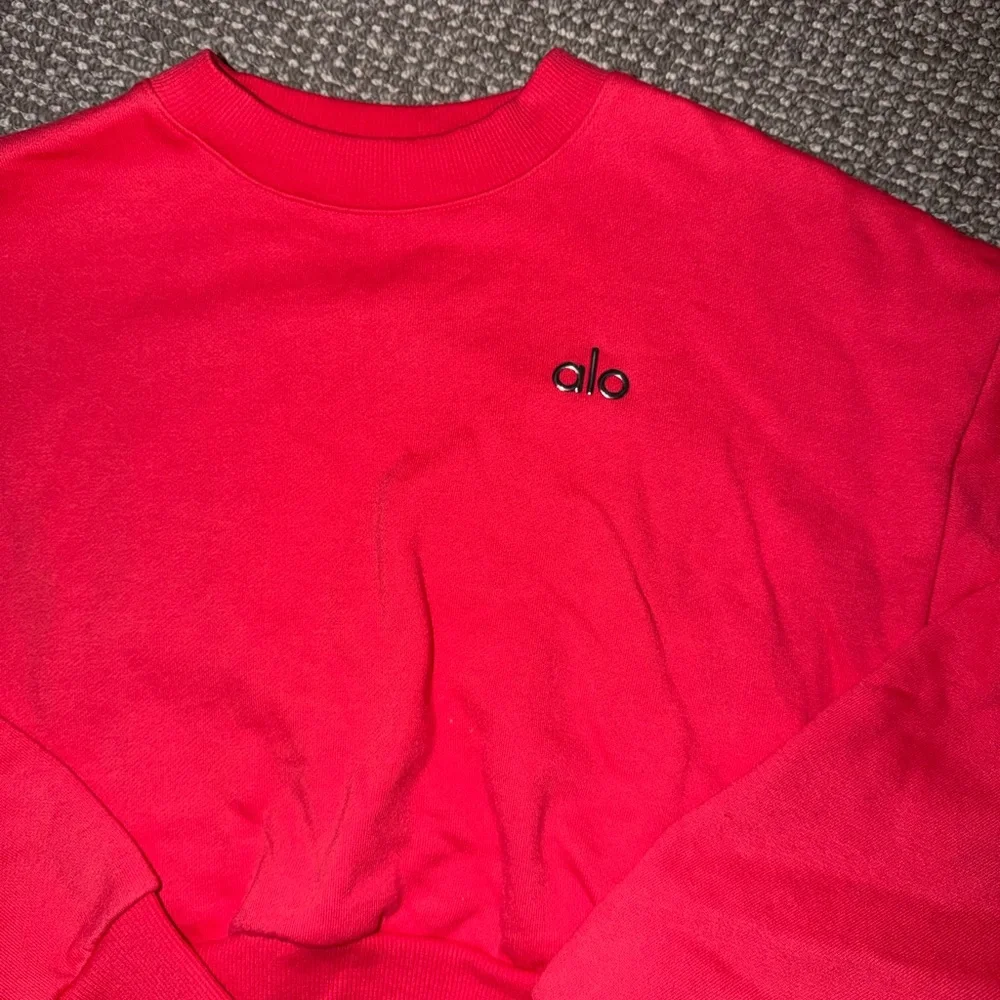 ALO Yoga Cropped Sweatshirt in Bright Pink
